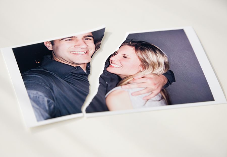 Fotografia de um casal rasgada ao meio